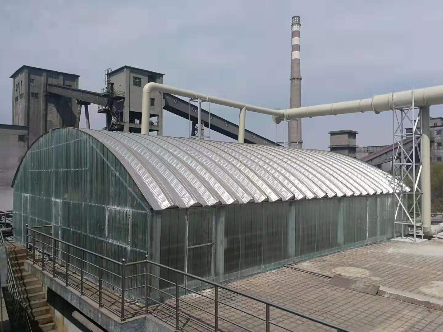 山东化工厂彩钢拱形棚，拱形屋面案例